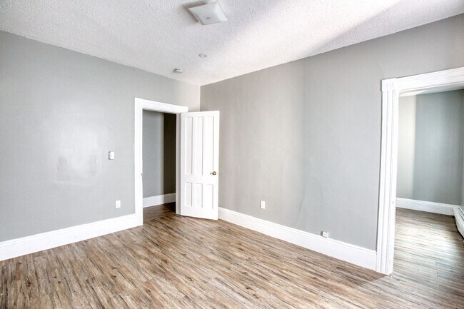 Building Photo - OVERSIZED 3 bedroom 1 bathroom Apartment