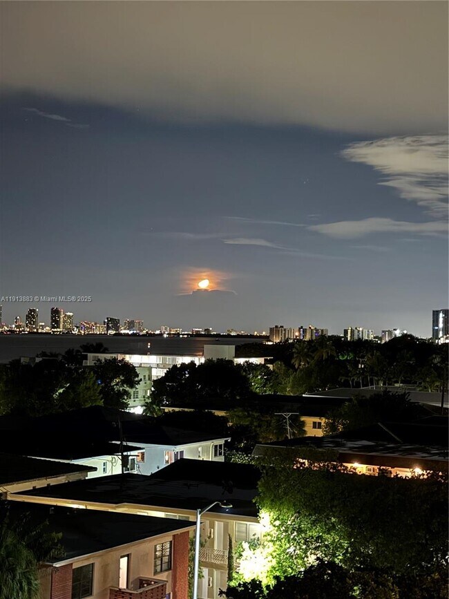 Building Photo - 6900 Bay Dr