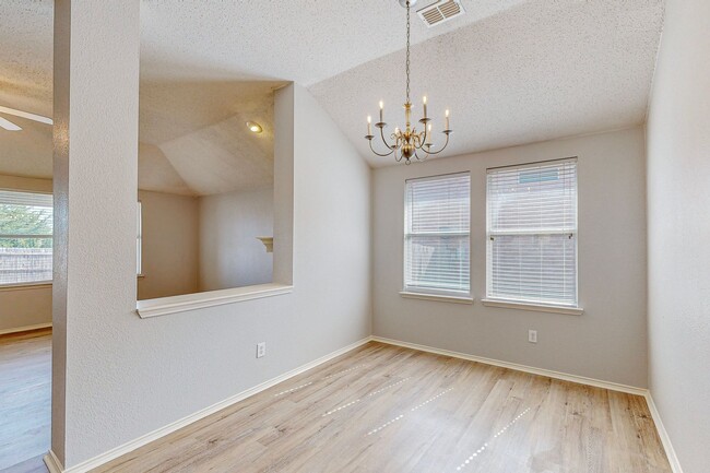 Building Photo - Charming Three-Bedroom Home in the Heart o...