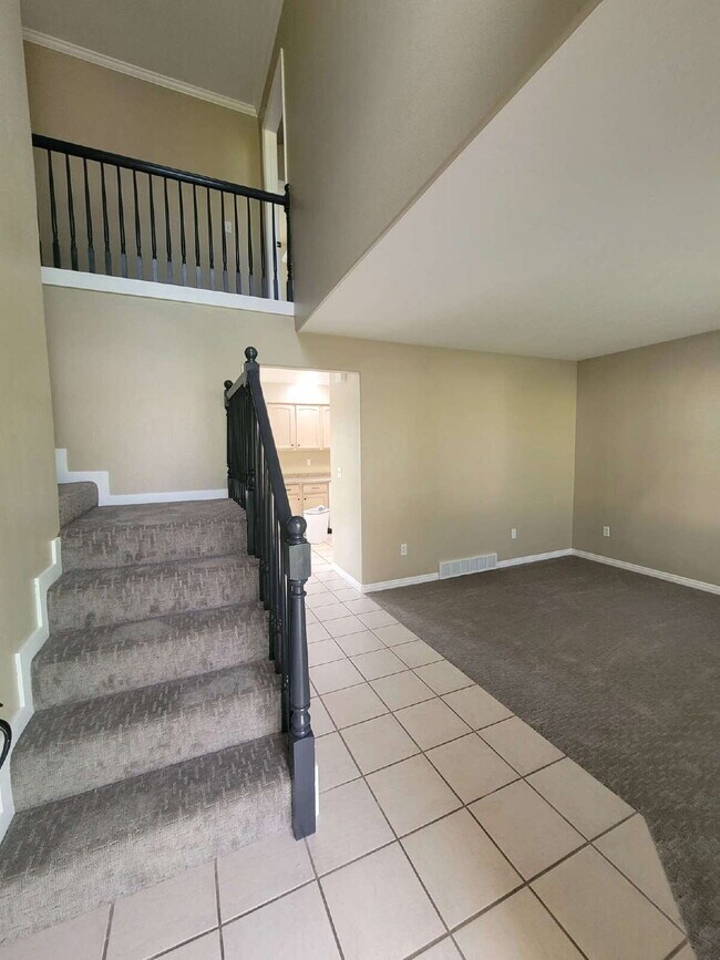 Building Photo - "Spacious 5-Bedroom home with 3.5 Baths and fenced yard!"