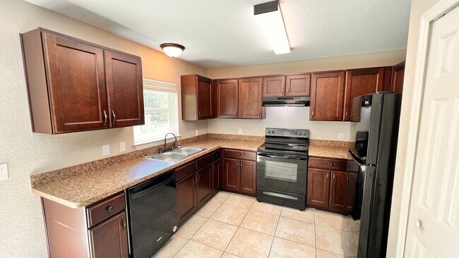 Building Photo - 3 BD/2BA Home in Beautiful Ocklawaha Ready for Move-In