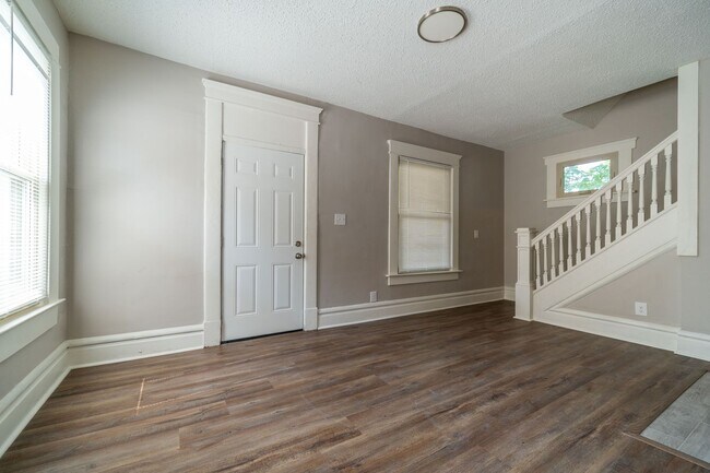 Building Photo - 810 Miller Ave
