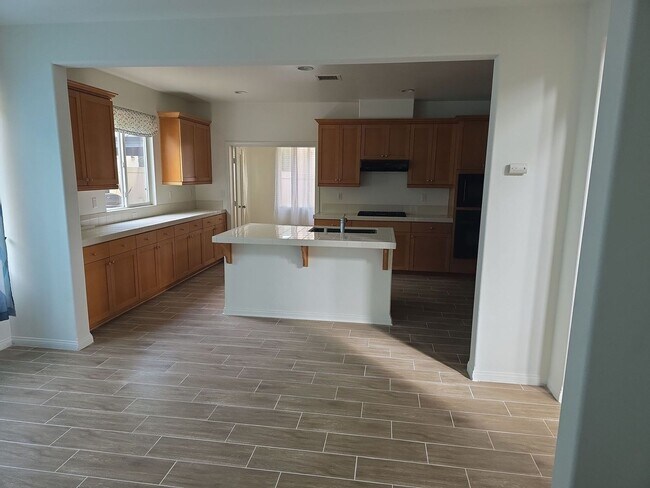 Building Photo - Love living near the Beach into this spacious 5 bedroom home