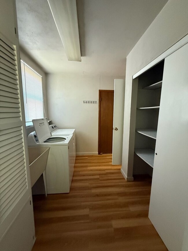 Building Photo - Spacious 3 bed 2 bathroom with 2 car garage