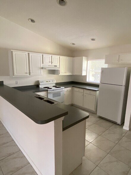 Building Photo - 3321 India Palm Dr