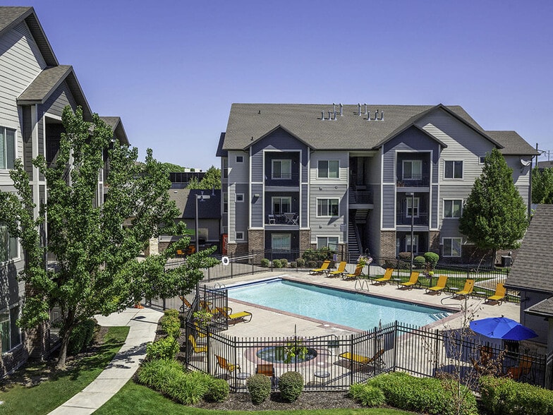 Aerial View Of Pool - Four Seasons at Southtowne Apartments
