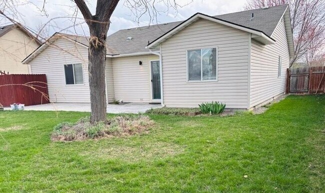 Building Photo - Welcome to this spacious 5-bedroom, 2-bathroom home in Nampa, ID