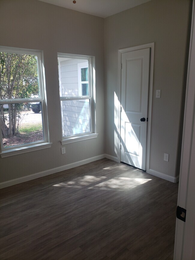 4th bedroom - 936 W Austin St