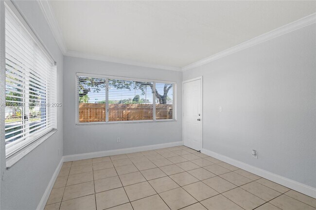 Building Photo - 980 NE 170th St