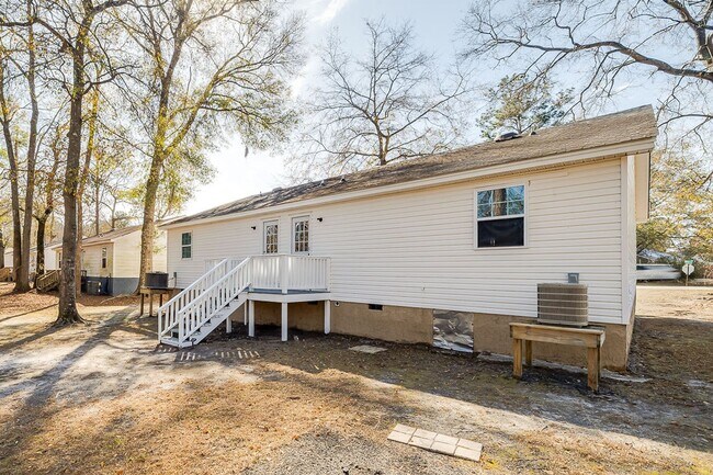 Building Photo - 803 Ash St Ext