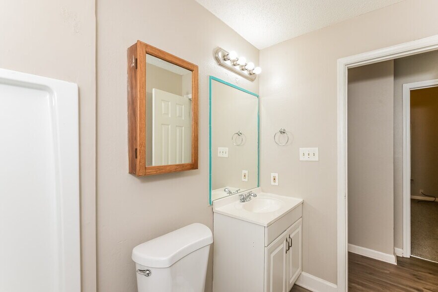 Building Photo - 1100 Creekwood Cove