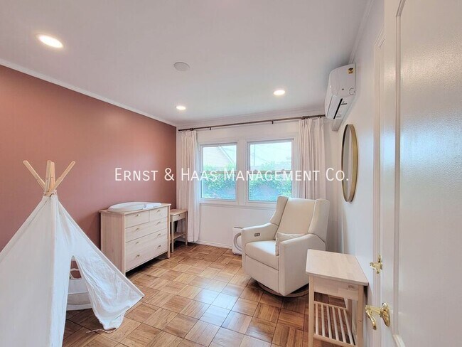 Building Photo - 2054 Pattiz Ave