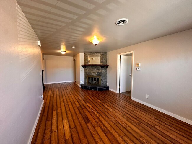 Building Photo - 509 7th St