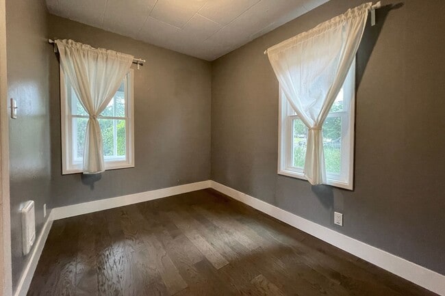 Building Photo - Cute Portsmouth Home with Sunroom, Fenced ...