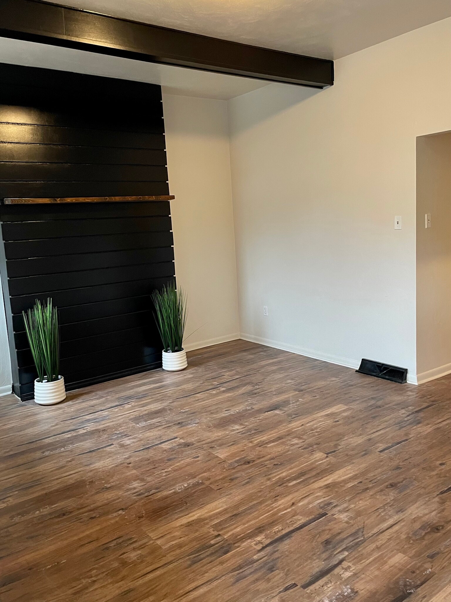 Building Photo - 672 Middle Ave