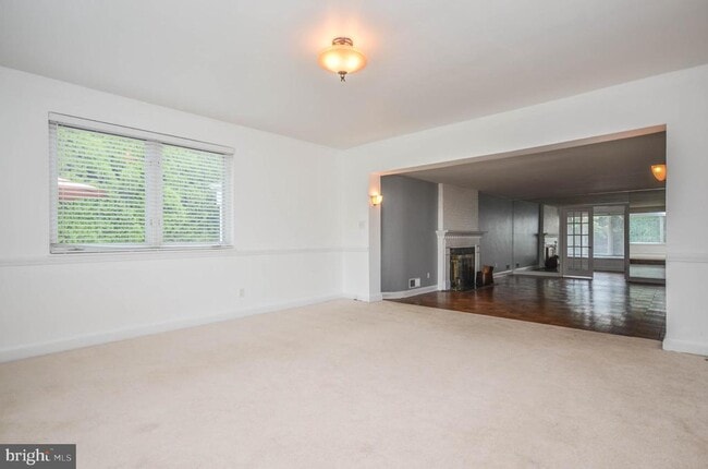 Building Photo - 3313 W Coquelin Terrace