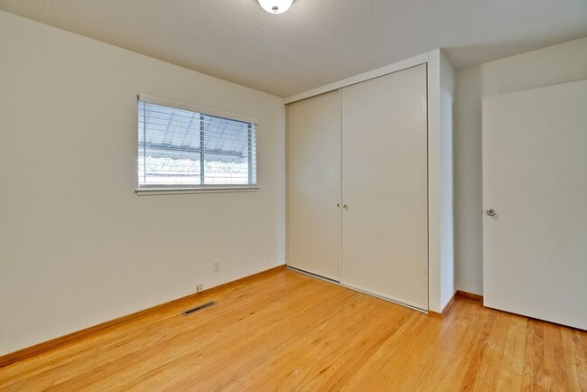Building Photo - 1109 White Cliff Dr