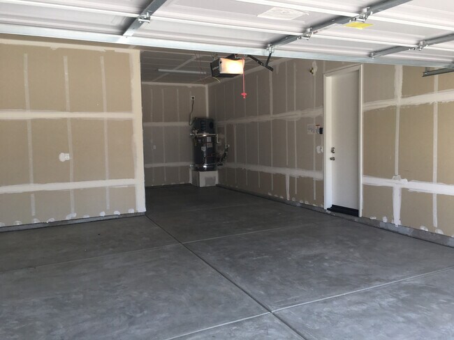 Building Photo - BEAUTIFUL ALMOST NEW HOME IN CLOVIS!