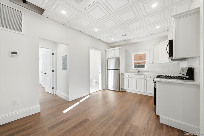 Building Photo - 13 W Hoffman Ave