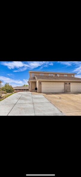 Primary Photo - 1277 W Las Hurdes Dr