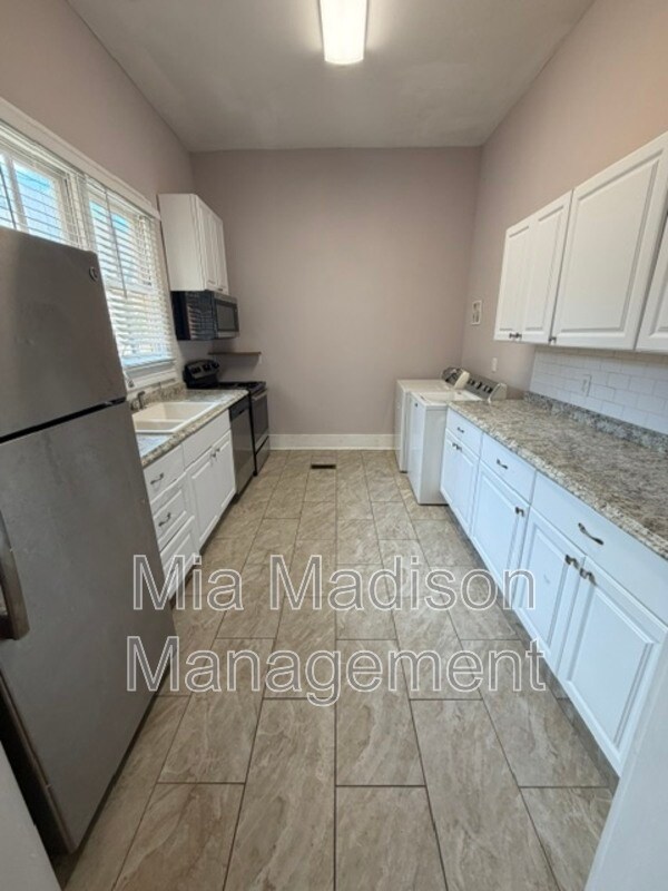 Building Photo - 305 W 39th St