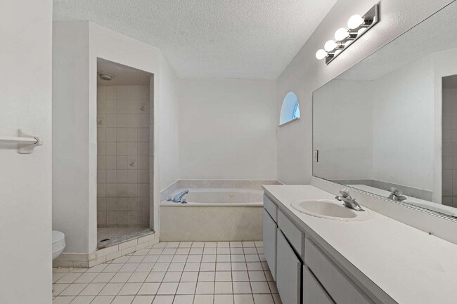 Building Photo - Spacious 3-bed/2-bath Home for Rent in Silver Spring Shores