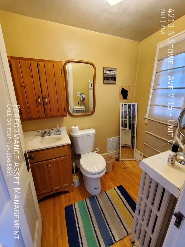 Building Photo - Cozy 2BD/1.5BA Shorewood Triplex