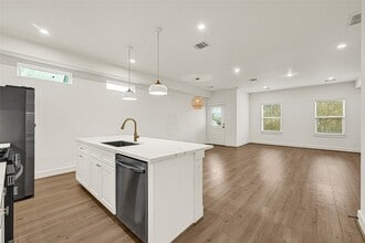 Building Photo - 1405 E 33rd St