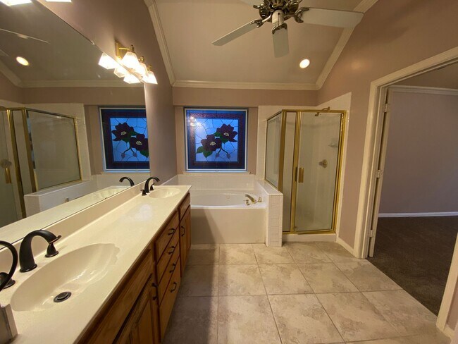 Building Photo - 4 Bedroom home for rent with vaulted ceili...