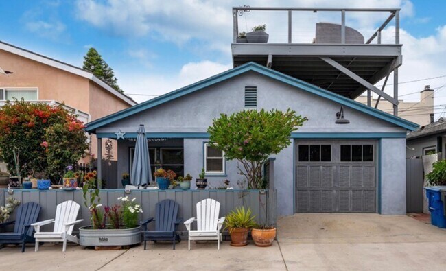Single-story Beach Bungalow with roof deck and parking. - 121 Hollywood Ave