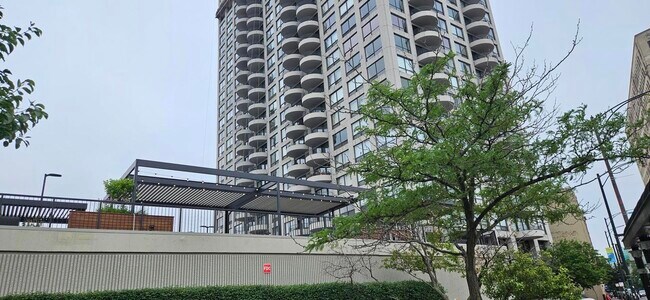 Building Photo - 2020 N Lincoln Park W