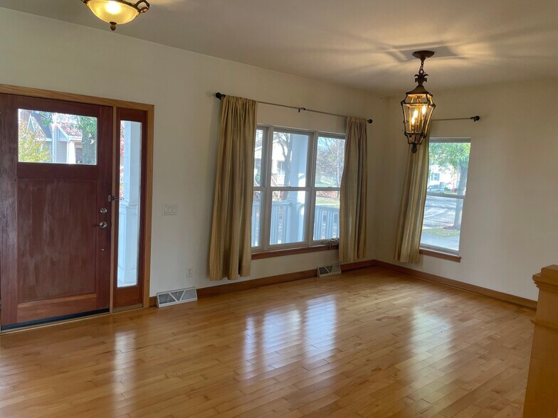 Building Photo - 3169 Pleasant St