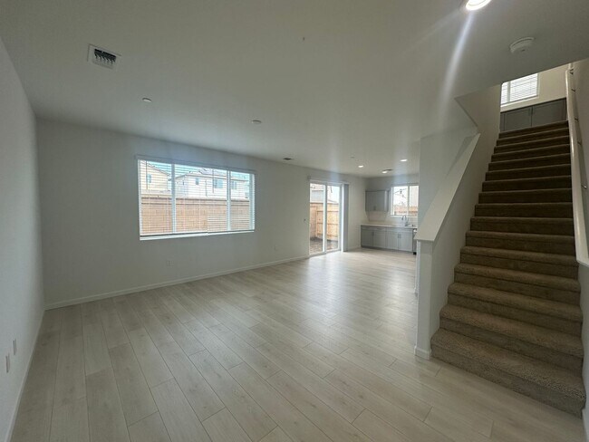 Building Photo - Newly built Woodside home located in Huckl...