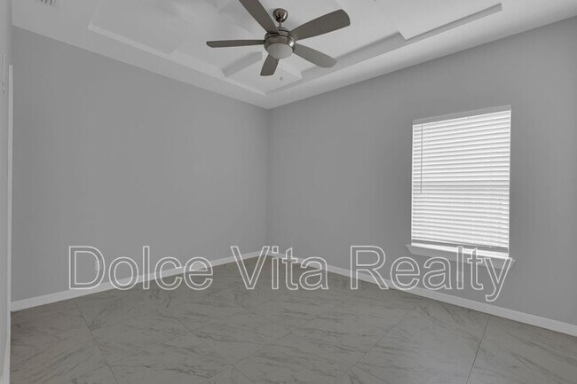 Building Photo - 1012 E la Cantera Ave