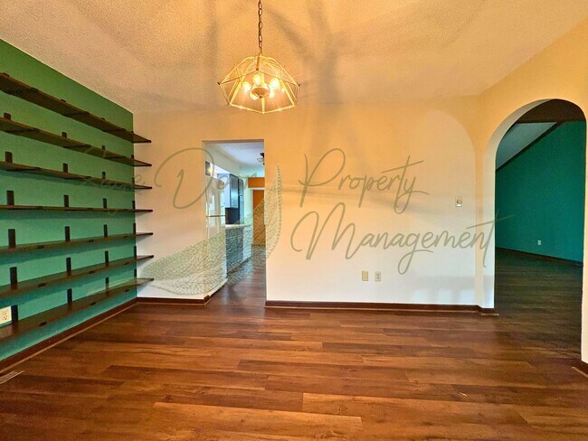 Building Photo - Stylish Blue Springs Home With Fresh Updates & Great Natural Light