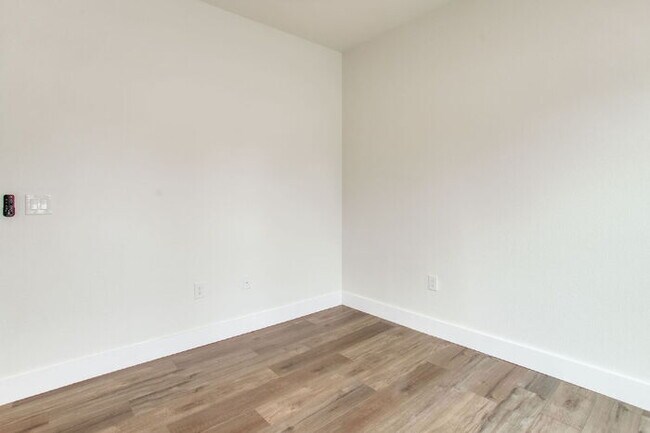 Building Photo - Build in 2025, 3 bed 3 bath near downtown!