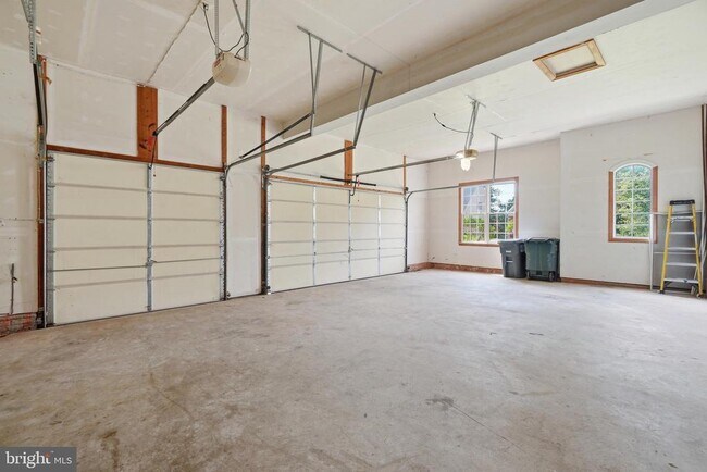 Building Photo - 5285 Meadow Estates Dr