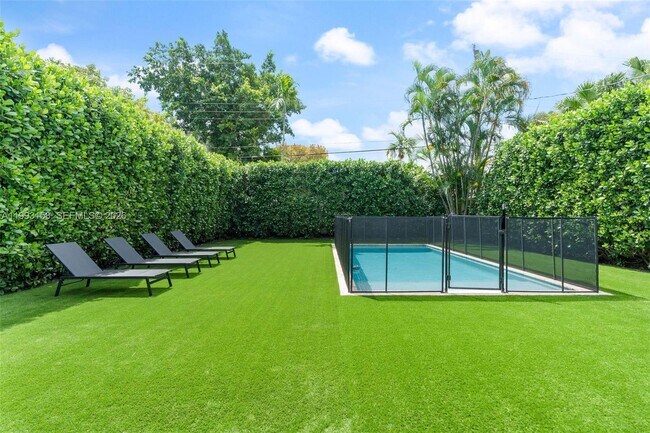 Building Photo - 634 W 47th St