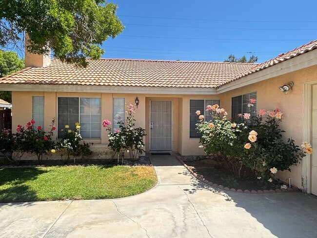 Building Photo - Renovated Spacious East Lancaster Single Story Home