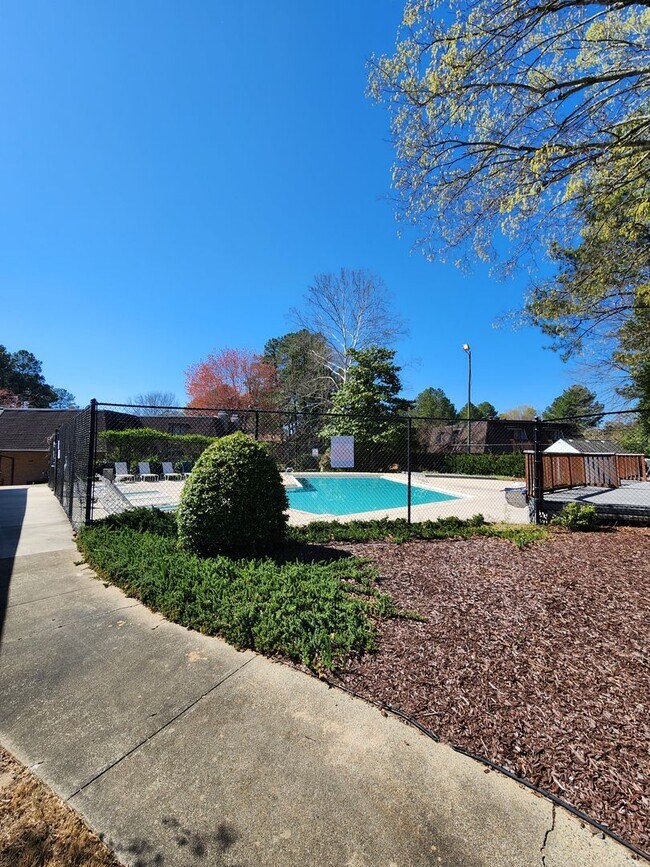 Building Photo - Chapel Hill / Finley Forest Townhouse AVAIL