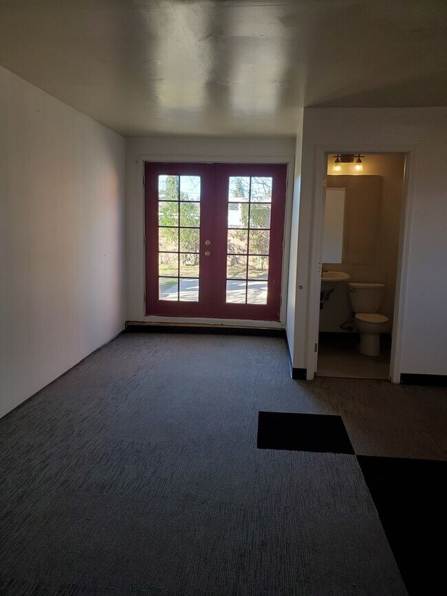 Building Photo - 3 bed/3 bath + LARGE BONUS ROOM and YARD for Assisted Living/Sober Living/Detox/Rehab Facility.