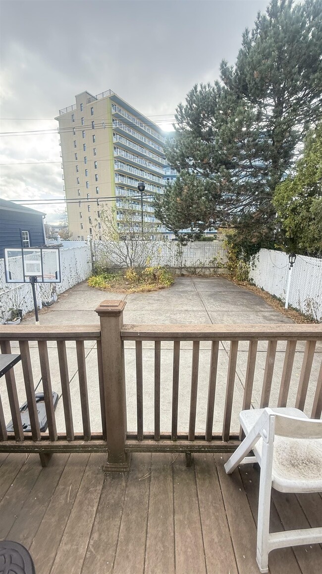 Building Photo - 172 W 24th St