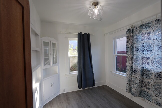 Building Photo - 1018 Molino Ave