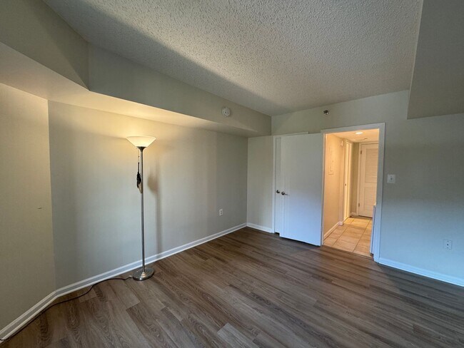 Building Photo - Sun-filled 1 Bed 1 Bath With Sunroom In Ea...