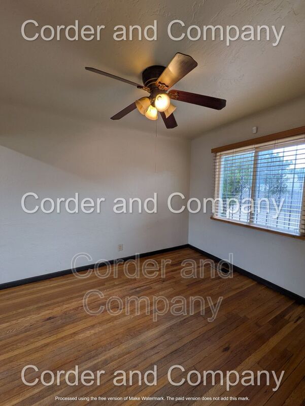 Building Photo - 302 Valencia Dr NE