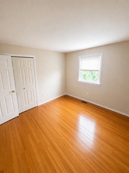 2nd bedroom top level (unfurnished) - 212 Dauntly St