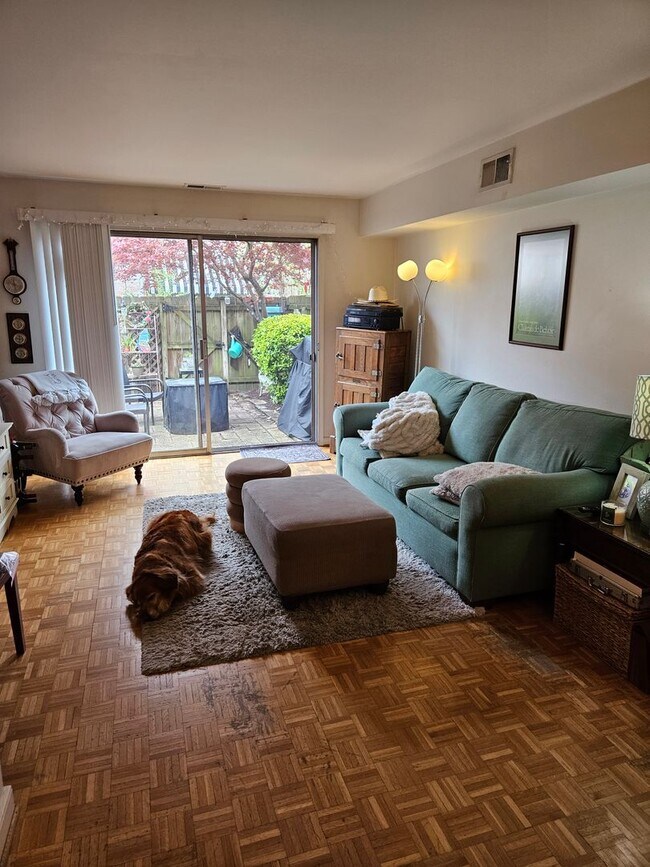 Building Photo - Mount Vernon Condos - Large 2BR/1.5BA Home...