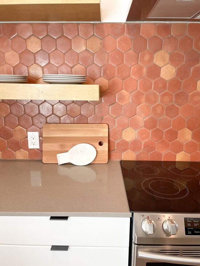 Building Photo - 2709 E 5th St.