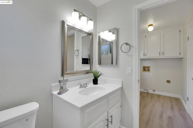 Building Photo - GREAT CUL DE SAC LOCATION IN PRIME TRACY N...