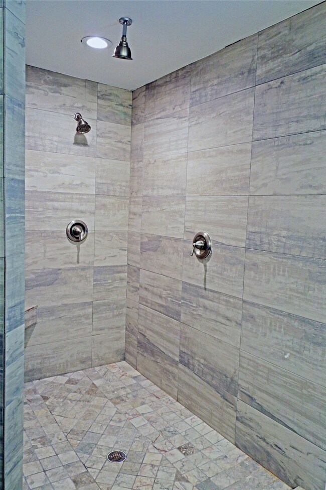 Building Photo - 5527 Valkeith Dr